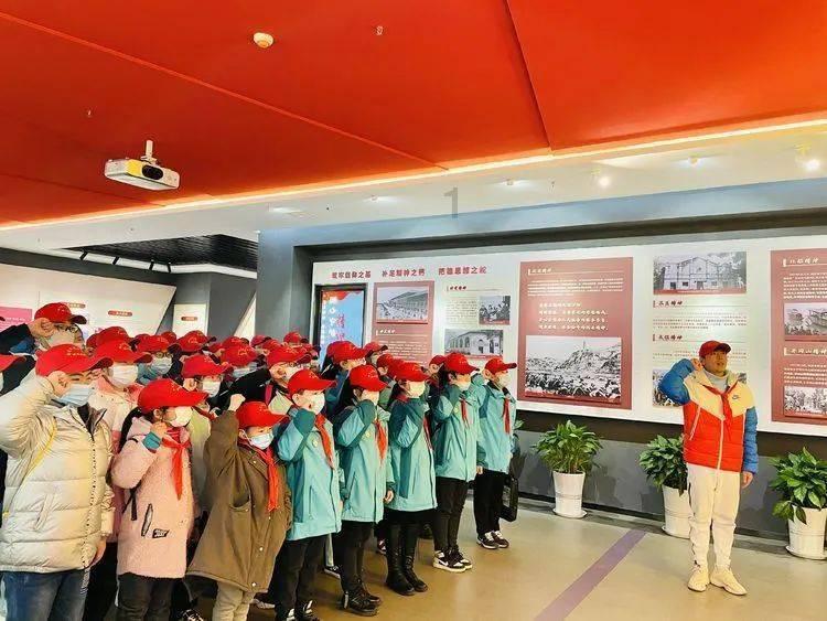 重庆大学去年的陕西编导类的文化课分数线是多少？游戏画面